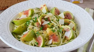 Zoodles de calabacín marinados con higos frescos, queso y aceite de oliva