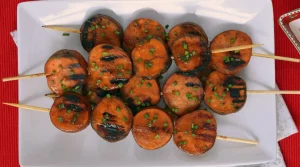 Brochetas de boniato glaseado con naranja, miso y miel