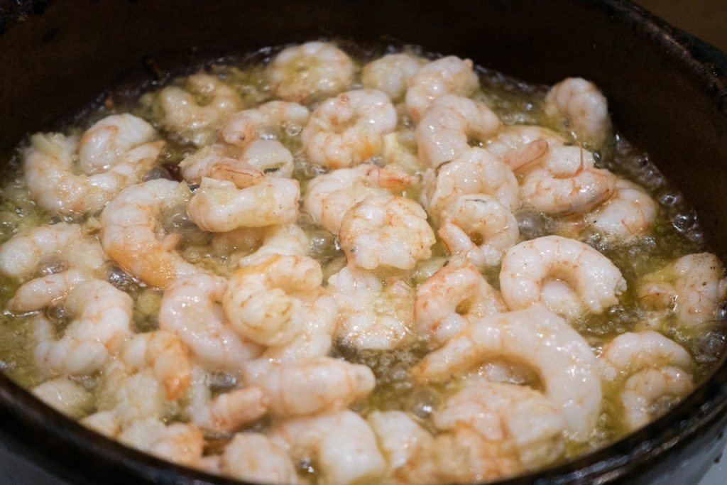 Gambas al ajillo en cazuela de barro con aceite de oliva virgen extra
